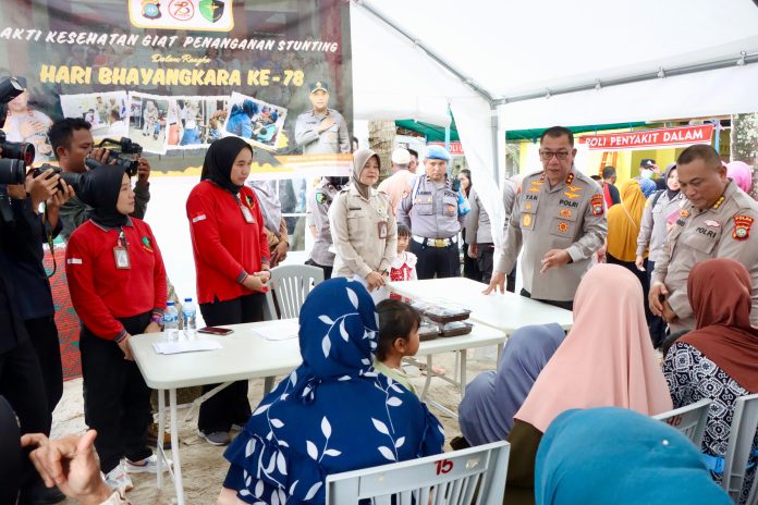 Polda Kepri menggelar kegiatan bakti sosial dan bakti kesehatan di Pantai Bale-Bale, Sambau, Nongsa. Selasa (25/6/2024). Kegiatan ini dalam rangka memperingati Hari Bhayangkara ke-78 f, Polda Kepri
