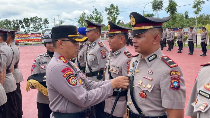 Kapolres Bintan AKBP Riky Iswoyo, melantik dan melepas sejumlah Pejabat Utama dan Kapolsek dalam jajaran Polres Bintan yang digelar dalam upacara serah terima yang dilaksanakan di lapangan Bhayangkara Polres Bintan, Kamis (27/6/2024) f, Polres Bintan