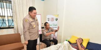 Wakapolda Kepri Kunjungi Rumah Kediaman Personel Yang Sakit Wakapolda Kepri Brigjen. Pol. Asep Safrudin, laksanakan Home Visit kepada Personel Polda Kepri yang sakit dan di rawat di rumah masing-masing, Kamis (27/6/2024) f, Polda Kepri