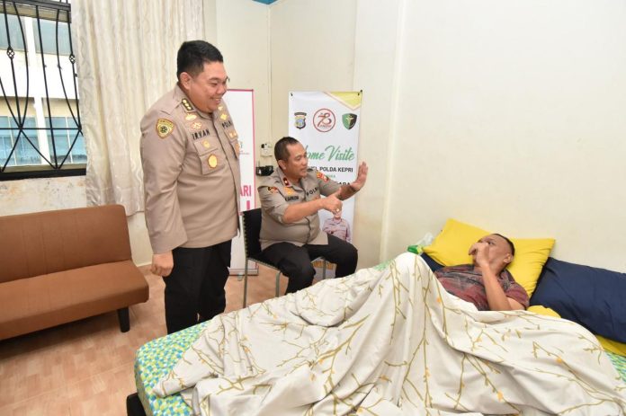 Wakapolda Kepri Brigjen. Pol. Asep Safrudin, laksanakan Home Visit kepada Personel Polda Kepri yang sakit dan di rawat di rumah masing-masing, Kamis (27/6/2024) f, Polda Kepri