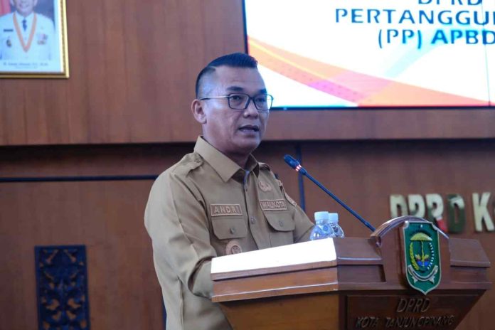 Penjabat (Pj.) Wali Kota Tanjungpinang, Andri Rizal Siregar, memberikan sambutan dalam paripurna penandatanganan Ranperda menjadi Perda pertanggungjawaban pelaksanaan APBD tahun 2023, Senin (24/6/2024) f, Pemko Tanjungpinang