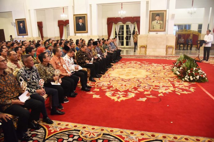 Presiden Joko Widodo (Jokowi) Memberikan Sambutan dan Membuka Rakornas Pengendalian Inflasi 2024 dan TPID Award di Istana Negara, Jakarta, Jumat (14/06/2024). (Foto: Humas Setkab/Rahmat)
