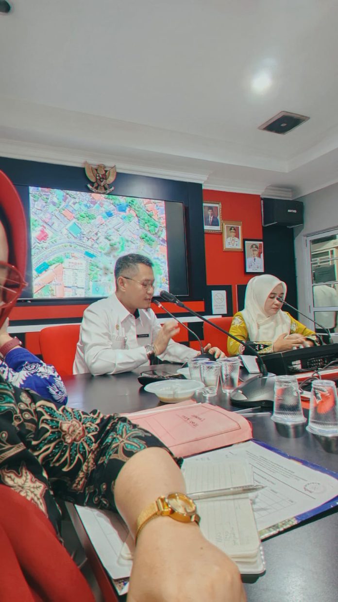 Sekda Zulhidayat memimpin rapat persiapan kegiatan pawai dalam rangka tutup tahun ajaran 2023-2024 di ruang rapat Bappelitbang kota Tanjungpinang, Rabu (5/6). f,Pemko Tanjungpinang