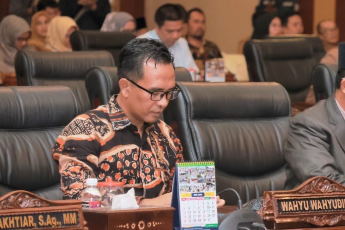 Ketua Komisi II DPRD Provinsi Kepulauan Riau (Kepri) Wahyu Wahyudin menilai sarana dan prasarana UPT Samsat Kecamatan Karimun masih kurang memadai f,DPRD Kepri