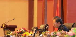 Ketua DPRD Kepri, Jumaga Ingatkan Anggota DPRD Terkait Masa Jabatan Keanggotaan DPRD Provinsi Kepulauan Riau Tahun 2019-2024 Ketua DPRD Kepri, Jumaga Nadeak memimpin rapat paripurna ke-1 Masa Sidang ke-2 Tahun Anggaran 2024 DPRD Provinsi Kepulauan Riau, di Ruang Balairung Wan Seri Beni Pusat Perkantoran Gubernur Provinsi Kepulauan Riau, Pulau Dompak, Rabu, (02/05/2024). f,DPRD Kepri