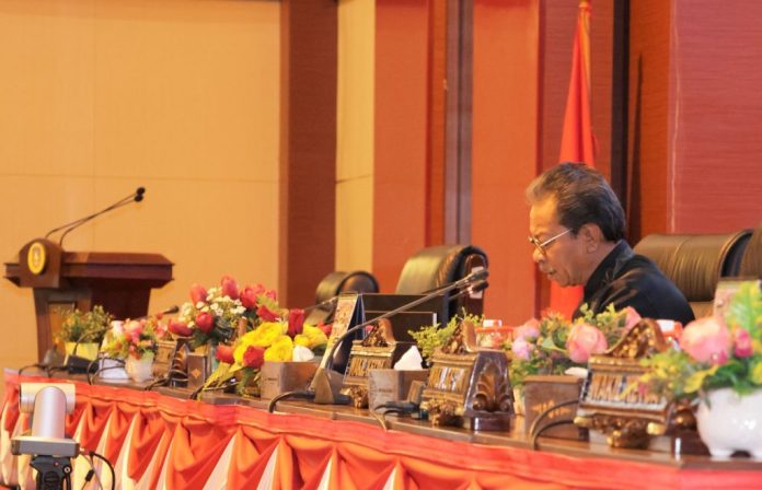 Ketua DPRD Kepri, Jumaga Nadeak memimpin rapat paripurna ke-1 Masa Sidang ke-2 Tahun Anggaran 2024 DPRD Provinsi Kepulauan Riau, di Ruang Balairung Wan Seri Beni Pusat Perkantoran Gubernur Provinsi Kepulauan Riau, Pulau Dompak, Rabu, (02/05/2024). f,DPRD Kepri