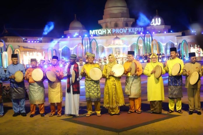 Pimpinan dan Anggota Dewan Perwakilan Rakyat Daerah Provinsi Kepulauan Riau hadir dalam acara MTQH X Tingkat Provinsi Kepri 2024 di Dataran Engku Putri, Kota Batam, Senin malam (20/5/2024) f,DPRD Kepri