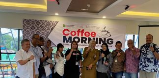 Disbudpar Tanjungpinang Dengarkan Keluhan dan Saran Peningkatan Layanan Pariwisata di Tanjungpinang Dinas Kebudayaan dan Pariwisata (Disbudpar) Kota Tanjungpinang adakan coffee morning bersama sejumlah stakeholder untuk membahas pelayanan wisatawan di Restoran Nite and Day Hotel, Selasa (4/5) f,Dispar Tanjungpinang