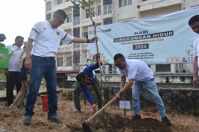Pj Wali kota Tanjungpinang, Andri melakukan penanaman bibit di halaman komplek Perkantoran Gedung 5 Lantai, Senggarang, Kamis (13/6/2024). f,Pemko Tanjungpinang