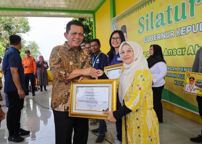 Gubernur Kepulauan Riau, H. Ansar Ahmad. Ansar silaturahmi, pemaparan program strategis, dan penyerahan beragam bantuan Pemprov Kepri kepada masyarakat Kelurahan Pulau Buluh. Acara dilaksanakan di Balai Adat Pulau Buluh, Batam, Sabtu (15/6) pagi. f,Diskominfo Kepri