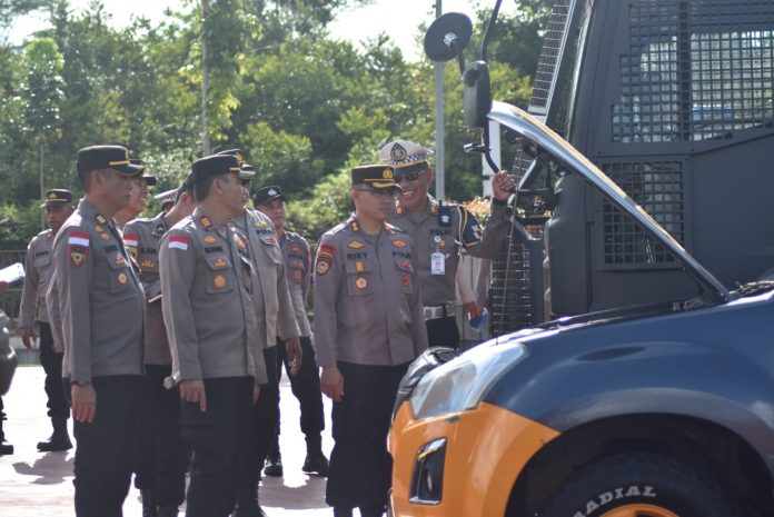 Kapolres Bintan, AKBP Riky Iswoyo mengecek langsung sarana dan prasarana (Sarpras) yang dimilik oleh Polres untuk mendukung proses pengamanan Pilkada yang akan digelar tahun 2024, di lapangan Bhayangkara Polres Bintan, Kamis (6/6/2024). f,Polres Bintan