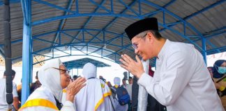 Satu Jamaah Haji Tanjungpinang Meninggal Saat Menjalankan Ibadah Haji Sekretaris Daerah Kota Tanjungpinang, Zulhidayat menyambut kedatangan 202 jamaah haji asal Tanjungpinang di Pelabuhan Internasional Sri Bintan Pura, Minggu (23/6/2024). f, Pemko Tanjungpinang