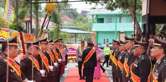 Kombes Pol Budi Santosa Disambut Dengan parewell dan welcome parade di Mako Polresta Tanjungpinang Kedatangan Kombes Pol Budi Santosa sebagai Kapolresta Tanjungpinang disambut dengan kegiatan parewell dan welcome parade di Mako Polresta Tanjungpinang, Jumat (12/07/2024) f,Polresta Tanjungpinang