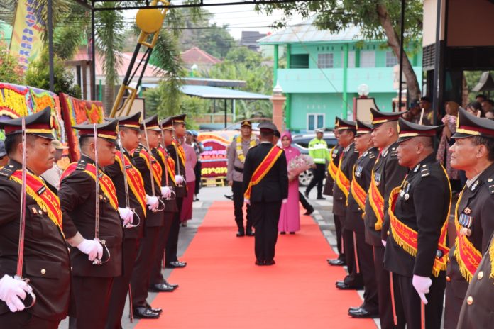 Kedatangan Kombes Pol Budi Santosa sebagai Kapolresta Tanjungpinang disambut dengan kegiatan parewell dan welcome parade di Mako Polresta Tanjungpinang, Jumat (12/07/2024) f,Polresta Tanjungpinang