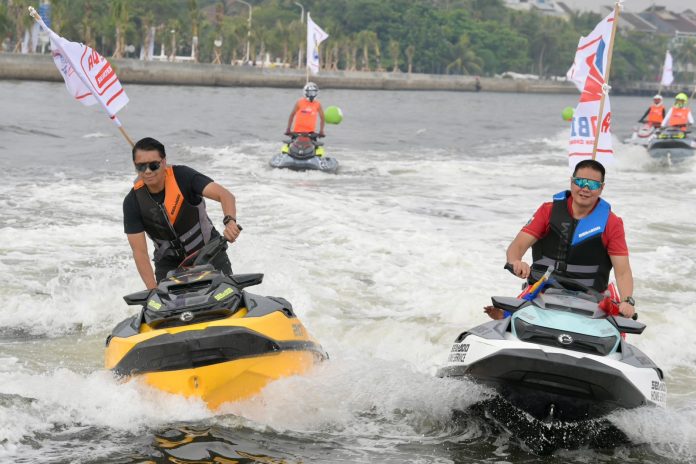 Mewakili Menpora Dito, Deputi Bidang Pembudayaan Olahraga Rudy Sufahriadi, secara resmi membuka Kejuaraan Nasional (Kejurnas) Piala Menpora Aquabike Indonesia Championship Series 2 Tahun 2024 di Pantai Mutiara, Pluit, Jakarta Utara, Sabtu (29/6). Diikuti 3 dari 26 total peserta berasal dari Malaysia dan Thailand.(foto:gilang/kemenpora.go.id)