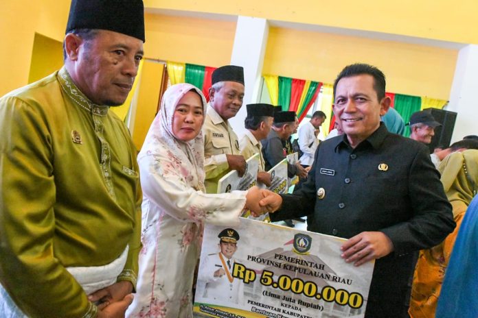 Gubernur Kepulauan Riau H Ansar Ahmad menyerahkan bantuan senilai Rp29,6 miliar untuk tiga kecamatan di Kabupaten Bintan dalam acara silaturahmi di Aula Kantor Bupati Bintan, Jumat (26/7). f,diskominfo Kepri
