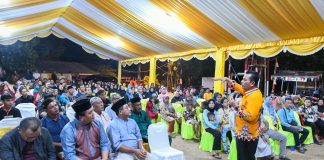 Gubernur Ansar Ahmad Paparkan Program Unggulan Yang Telah Dilaksanakan Dan Akan Dilaksanakan Didepan Masyarakat Kampung Melayu Kijang Lama Gubernur Kepulauan Riau H. Ansar Ahmad menggelar silaturahmi bersama Kampung Melayu Kijang Lama, Jumat (26/7). f,diskominfo Kepri