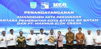 Penandatanganan Amandemen Akta Pengembangan Rempang Eco-City Batam Beri Kepastian Untuk Investor Penandatanganan amandemen akta perjanjian antara Pemerintah Kota Batam, Badan Pengusahaan (BP) Batam, dan PT Makmur Elok Graha (MEG) dilaksanakan di Balairungsari Gedung Bida Utama Kantor BP Batam, Selasa (23/7) f,diskominfo Kepri