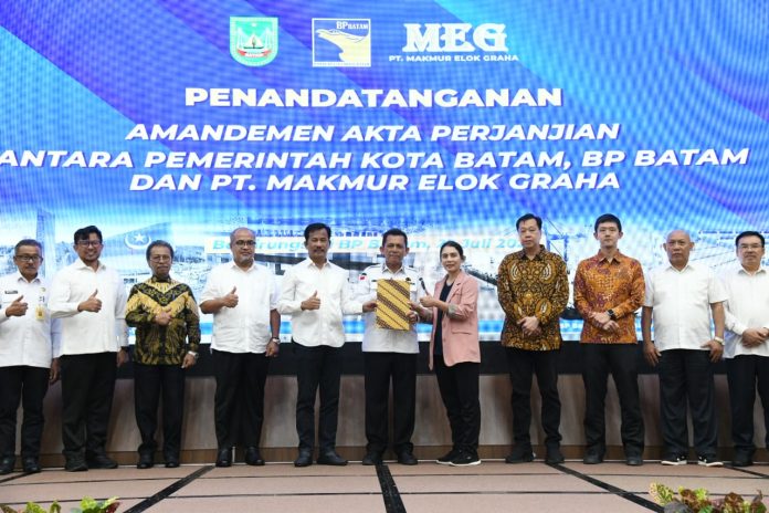 Penandatanganan amandemen akta perjanjian antara Pemerintah Kota Batam, Badan Pengusahaan (BP) Batam, dan PT Makmur Elok Graha (MEG) dilaksanakan di Balairungsari Gedung Bida Utama Kantor BP Batam, Selasa (23/7) f,diskominfo Kepri