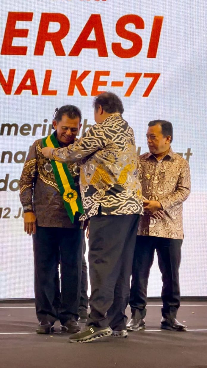 Gubernur Kepulauan Riau, Ansar Ahmad, menerima penghargaan prestisius Bintang Abhinaya Jagadhita dari Menteri Koordinator Bidang Perekonomian RI, Airlangga Hartarto di Ballroom Harmoni One Hotel, Kota Batam, Jumat (12/07) f,diskominfo Kepri