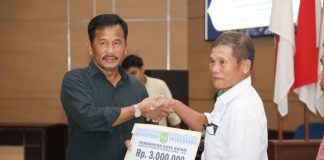 Insentif Pendeta di Batam Cair, Rudi Minta Doakan Batam Aman Dan Damai Wali Kota Batam, Muhammad Rudi, mencairkan insentif bagi para Pendeta Gereja Menetap se-Kota Batam. Secara simbolis, insentif diserahkan di Kantor Wali Kota Batam, Sabtu (6/7/2024) f, Pemko Batam