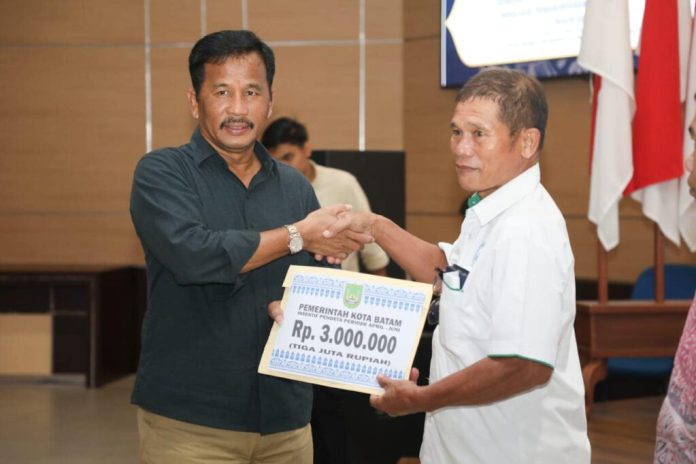 Wali Kota Batam, Muhammad Rudi, mencairkan insentif bagi para Pendeta Gereja Menetap se-Kota Batam. Secara simbolis, insentif diserahkan di Kantor Wali Kota Batam, Sabtu (6/7/2024) f, Pemko Batam