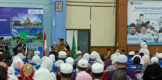 Kloter Terakhir Jemaah Haji Provinsi Kepri Telah Tiba di Batam Sekretaris Daerah Kota Batam, Jefridin, M.Pd. mewakili Wali Kota Batam, Muhammad Rudi, menyambut kedatangan kloter 15 atau kloter terakhir jemaah haji Provinsi Kepulauan Riau Debarkasi Batam tahun 1445 H/2024 M f,Pemko Batam
