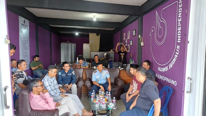Komandan Lanud Raja Haji Fisabilillah (RHF), Kolonel Pnb. Andi Nur Abadi mengunjungi sekretariat Aliansi Jurnalis Independen (AJI) Tanjungpinang di Jalan DI Panjaitan Kilometer 9, Selasa (30/7/2024) F,AJI Tanjungpinang