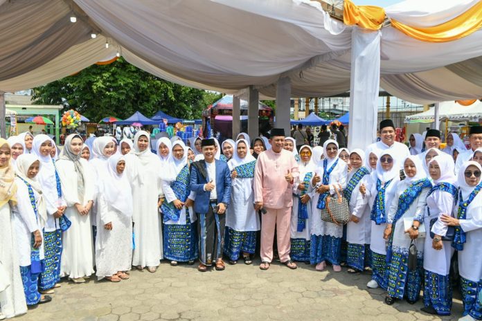 Gubernur Kepulauan Riau H. Ansar Ahmad didampingi Ketua BKMT Provinsi Kepri Hj. Dewi Kumalasari Ansar menghadiri kegiatan Gebyar Muharram 1446 Hijriah yang diselenggarakan di Kabupaten Bintan. Bertempat di Gedung Nasional, Tanjung Uban Kabupaten Bintan, Ahad (14/7) f,diskominfo Kepri