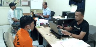 Ngaku Punya Orang Dalam, Pria Ini Berhasil Tipu Delapan Warga Pencari Kerja di Bintan Polres Bintan menangkap seorang laki-laki berinisial H (33) warga Tanjung Uban kecamatan Bintan Utara karena diduga telah melakukan penipuan, Jumat (12/7/2024). f,Polres Bintan