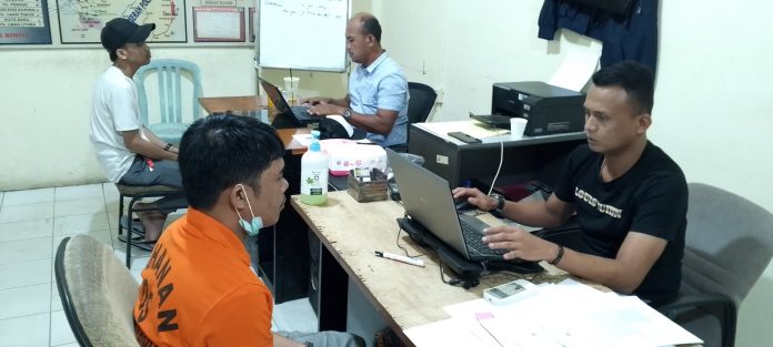 Polres Bintan menangkap seorang laki-laki berinisial H (33) warga Tanjung Uban kecamatan Bintan Utara karena diduga telah melakukan penipuan, Jumat (12/7/2024). f,Polres Bintan