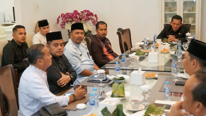 Gubernur Ansar Ahmad memimpin langsung rapat yang dilaksanakan di Rumah Dinas Gubernur, Gedung Daerah Tanjungpinang, Jumat (26/7). f,diskominfo Kepri