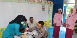 Si Dokkes Polresta TPI dan Puskesmas Kec Tanjungpinang Barat Laksanakan Pekan Imunisasi Nasional Vaksin Polio di TK Kemala Bhayangkari 08 Tanjungpinang Si Dokkes Polresta Tanjungpinang dan pihak Puskesmas Kecamatan Tanjungpinang Barat melaksanakan Sosialisasi dan Pekan Imunisasi Nasional Vaksin Polio kepada anak-anak TK Kemala Bhayangkari 08 Tanjungpinang, Selasa (23/07/2024)