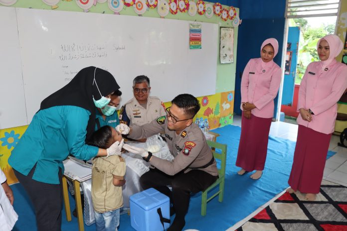 Si Dokkes Polresta Tanjungpinang dan pihak Puskesmas Kecamatan Tanjungpinang Barat melaksanakan Sosialisasi dan Pekan Imunisasi Nasional Vaksin Polio kepada anak-anak TK Kemala Bhayangkari 08 Tanjungpinang, Selasa (23/07/2024)
