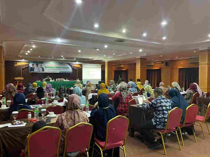 Dinas Perdagangan dan Perindustrian (Disdagin) Kota Tanjungpinang menggelar pelatihan manajemen usaha Business Model Canvas (BMC) kepada 33 pelaku industri kecil dan menengah (IKM) di kota Tanjungpinang di hotel Pelangi, jalan Kuantan, Tanjungpinang mulai 26-28 Juli 2024. f,Pemko Tanjungpinang
