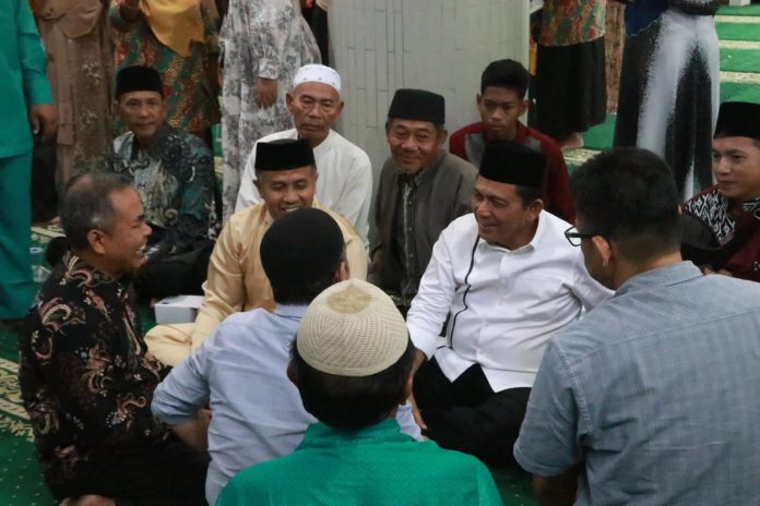 Gubernur Kepulauan Riau H. Ansar Ahmad menyapa warga Kampung Tua Tanjung Sengkuang, Batam, lewat silaturahmi, Minggu (30/06/2024) f, diskominfo Kepri