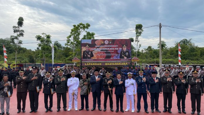 Kapolres Bintan memberikan penghargaan kepada masyarakat dan personel Polres Bintan pada upacara Hari Bhayangkara ke-78 di Lapangan Bhayangkara Polres Bintan, Senin (1/7/2024) f, Polres Bintan