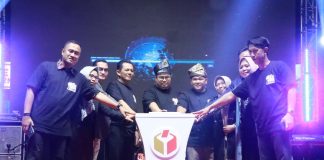 Sosialisasi Launching Pilkada Kepri Tahun 2024, Ansar Berharap Akan Lahir Pemimpin Berkualitas dan Berintegritas Gubernur Kepri Ansar Ahmad menghadiri langsung kegiatan Sosialisasi Launching Pilkada Tahun 2024 yang diselenggarakan Badan Pengawas Pemilu (Bawaslu) Provinsi Kepri, bertempat di Pelataran Parkiran Mall Botania 2 Kota Batam, Ahad (30/6) malam. F, diskominfo Kepri