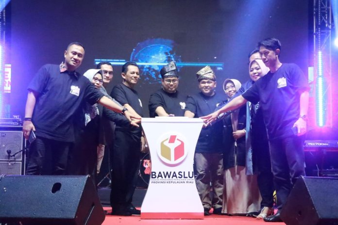 Gubernur Kepri Ansar Ahmad menghadiri langsung kegiatan Sosialisasi Launching Pilkada Tahun 2024 yang diselenggarakan Badan Pengawas Pemilu (Bawaslu) Provinsi Kepri, bertempat di Pelataran Parkiran Mall Botania 2 Kota Batam, Ahad (30/6) malam. F, diskominfo Kepri