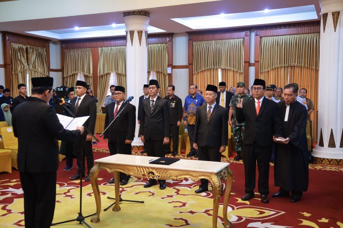 Lima anggota Komisi Informasi (KI) Provinsi Kepulauan Riau periode 2024-2028 setelah sekian lama terpilih akhirnya dilantik Gubernur Kepri, Ansar Ahmad di Gedung Daerah, Tanjungpinang, Selasa (2/7). F, Diskominfo Kepri