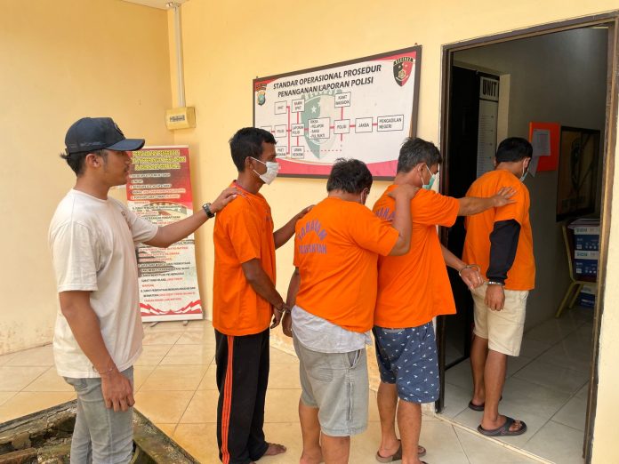 Polres Bintan melakukan penangkapan terhadap empat orang pemain judi jenis kartu remi song, Kamis (4/7/2024) f, Polres Bintan