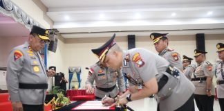 Kombes. Pol. Zahwani Pandra Arsyad Resmi Jabat Kapolresta Tanjungpinang Kapolda Kepri, Irjen Pol Drs. Yan Fitri Halimansyah pimpin upacara serah terima jabatan (sertijab) Kapolresta Tanjungpinang di Gedung Lancang Kuning, Polda Kepri, Kota Batam, Rabu (10/7/2024) malam f, Polda Kepri