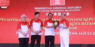 Piter Tanjaya dilantik sebagai Ketua Perhimpunan INTI Provinsi Kepri dan Wong Bun Hock sebagai Ketua Perhimpunan INTI Kota Batam Gubernur Kepulauan Riau, Ansar Ahmad, menghadiri pelantikan Pengurus Perhimpunan Indonesia Tionghoa (INTI) Provinsi Kepulauan Riau dan Pengurus INTI Cabang Kota Batam yang berlangsung di Ballroom Hotel Pacific Place, Kota Batam, pada Ahad (14/7). F,diskominfo Kepri