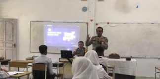 Operasi Patuh Seligi-2024 Polres Bintan, Sosialisasikan Keselamatan Berkendara Kepada Pelajar. Sosialisasi Safety Riding tersebut dilaksanakan Panit Lantas Polsek Bintan Utara IPTU Zulfikar Andri di ruang pertemuan SMK Muhammadiyah Bintan Kecamatan Bintan Utara Kabupaten Bintan, Selasa (16/7/2024). F, Polres Bintan