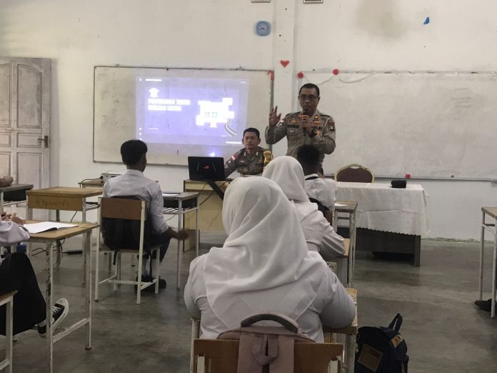 Sosialisasi Safety Riding tersebut dilaksanakan Panit Lantas Polsek Bintan Utara IPTU Zulfikar Andri di ruang pertemuan SMK Muhammadiyah Bintan Kecamatan Bintan Utara Kabupaten Bintan, Selasa (16/7/2024). F, Polres Bintan