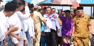 Lanjutkan Kunker ke Desa Mensanak, Ansar Ahmad Salurkan Bantuan Senilai 1,13 Miliar Gubernur Kepulauan Riau, Ansar Ahmad saat tiba di Pelabuhan. Ansar dalam kunkernya berkunjung ke Desa Mensanak, Kecamatan Katang Bidare, Selasa (16/07). F, diskominfo Kepri