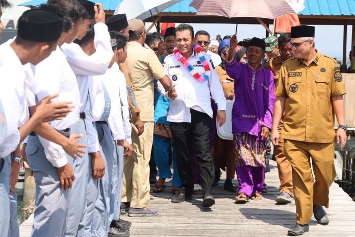 Gubernur Kepulauan Riau, Ansar Ahmad saat tiba di Pelabuhan. Ansar dalam kunkernya berkunjung ke Desa Mensanak, Kecamatan Katang Bidare, Selasa (16/07). F, diskominfo Kepri