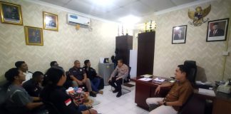 Jaga Pilkada Damai di 3 Kecamatan, Kapolsek Bintan Utara Silaturahmi Dengan Tiga Panwascam Kapolsek Bintan Utara bersilaturahmi Panwascam dari kecamatan Sri Kuala Lobam, Kecamatan Teluk Sebong dan Kecamatan Bintan Utara sendiri di ruang kerja Kapolsek Bintan Utara, Selasa (16/7/2024).f, Polres Bintan