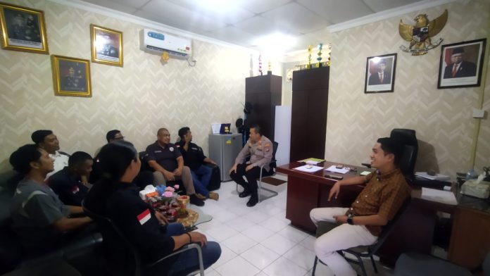 Kapolsek Bintan Utara bersilaturahmi Panwascam dari kecamatan Sri Kuala Lobam, Kecamatan Teluk Sebong dan Kecamatan Bintan Utara sendiri di ruang kerja Kapolsek Bintan Utara, Selasa (16/7/2024).f, Polres Bintan