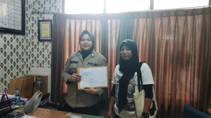 Anggota AJI Tanjungpinang saat memberikan surat aduan di Kantor Polres Bintan, Rabu (17/7/2024) f, AJI Tanjungpinang